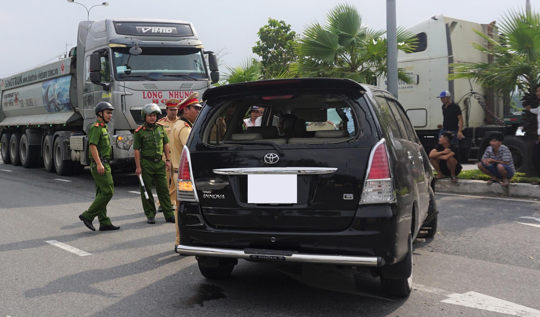 Oto 7 cho va cham voi xe Howo hinh anh