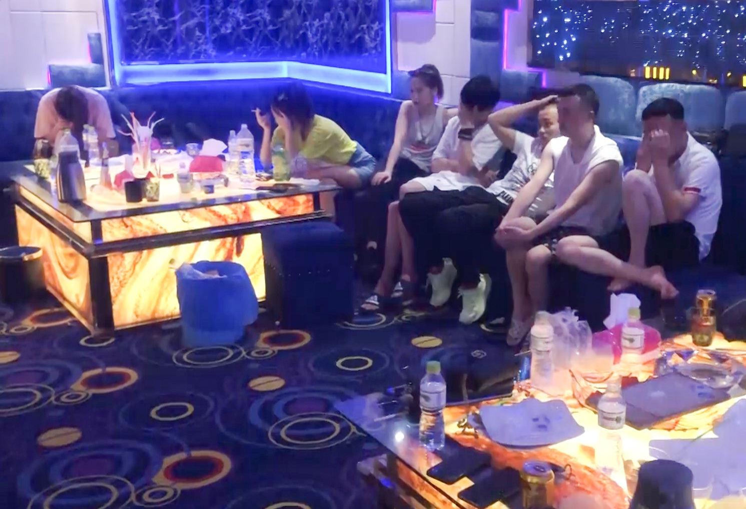 Quán hát có 25 người nước ngoài dương tính ma túy ảnh 1 Quan hat co 25 nguoi nuoc ngoai duong tinh ma tuy anh 1