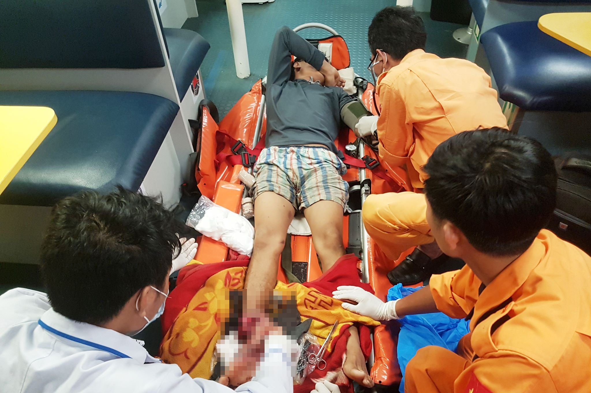 Cuu ngu dan dut lia chan o Hoang Sa hinh anh