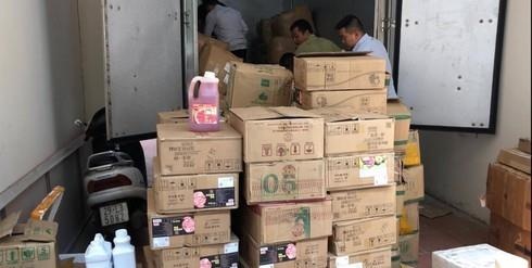 Kiem tra kho tra sua, phat hien 2 nguoi Trung Quoc o 'chui' hinh anh