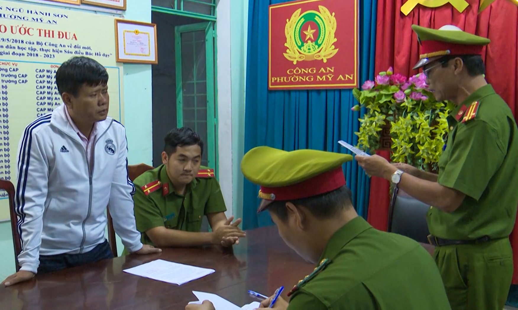 Nhóm côn đồ đập phá quán nhậu ở Đà Nẵng ảnh 2 Nhom con do dap pha quan nhau o Da Nang anh 2