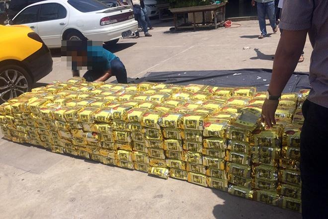 Bat 2 ke van chuyen 220 banh heroin hinh anh