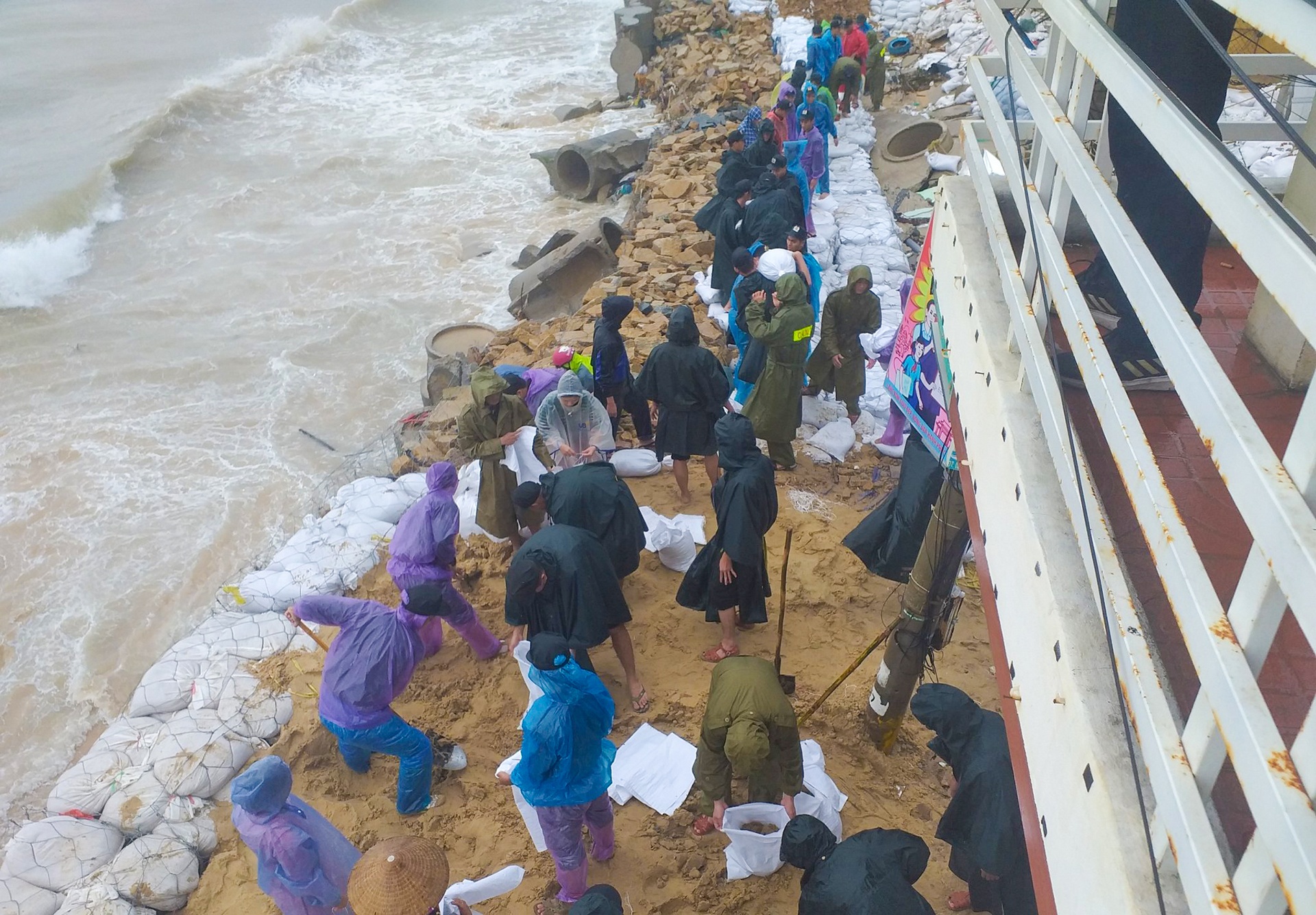 Song bien cao 6 m o vung bao Nakri do bo hinh anh
