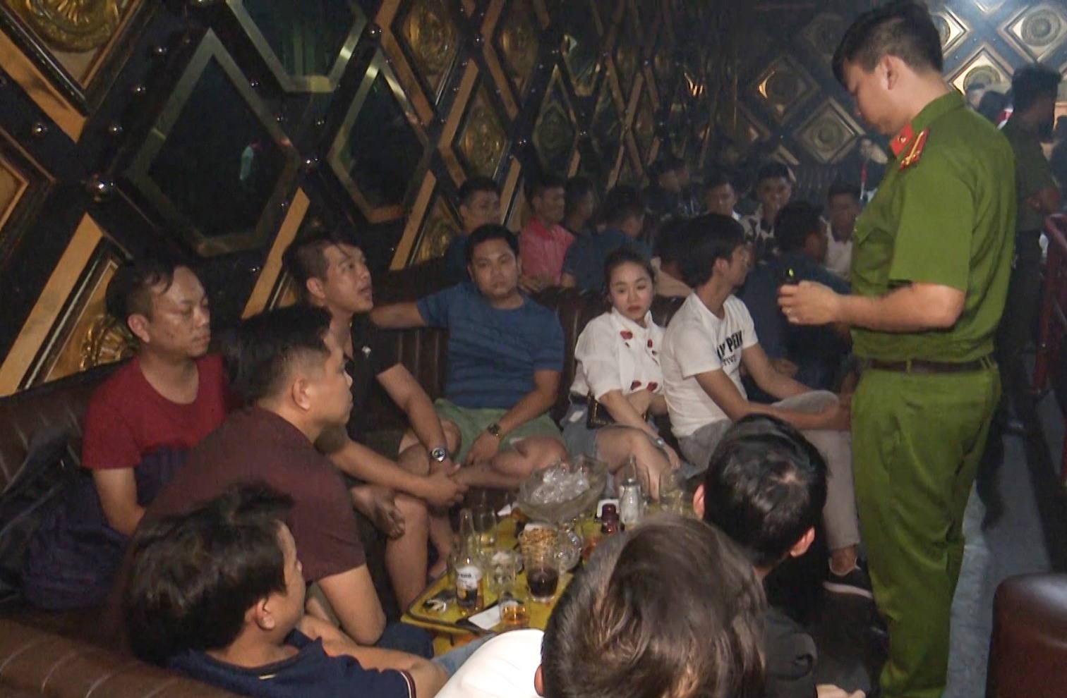 35 khach duong tinh ma tuy trong quan bar o Da Nang hinh anh