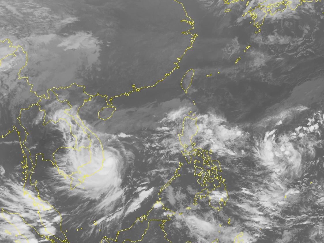 Hai người mắc kẹt khi bão đổ bộ ảnh 1 Hai nguoi mac ket khi bao do bo anh 1