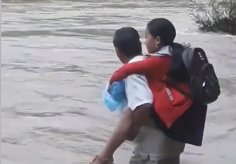 Cha cong con gai qua dong nuoc xiet di hoc hinh anh