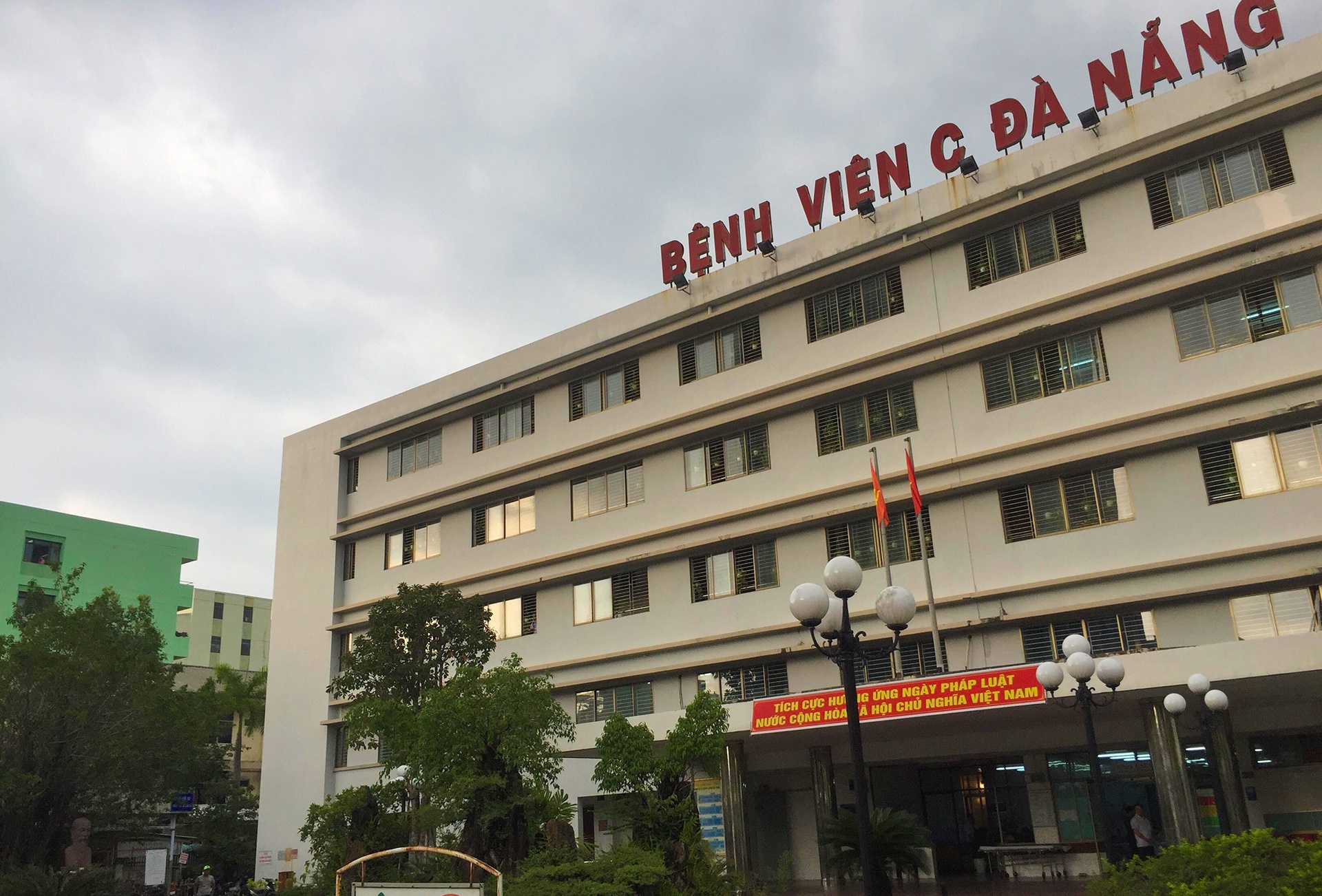 Nu benh nhan nhay tu tang 4 xuong dat hinh anh