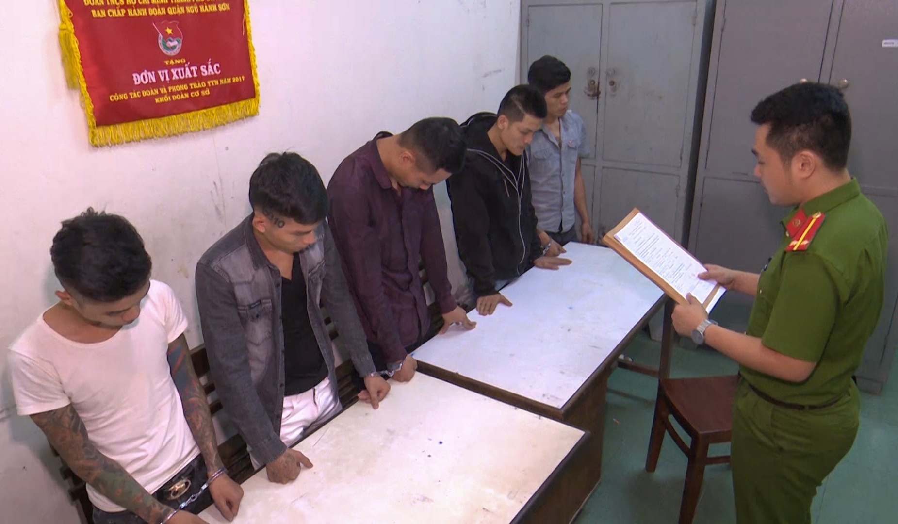 Bat nhom thanh nien hon chien trong dem o Da Nang hinh anh