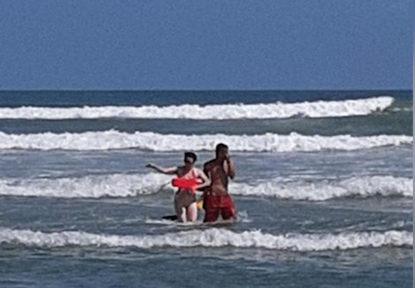 Cuu nu du khach nuoc ngoai duoi nuoc tren bien Da Nang hinh anh