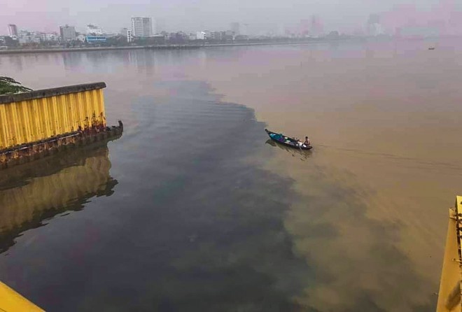 Nuoc thai den ngom chay ra song Han anh 1