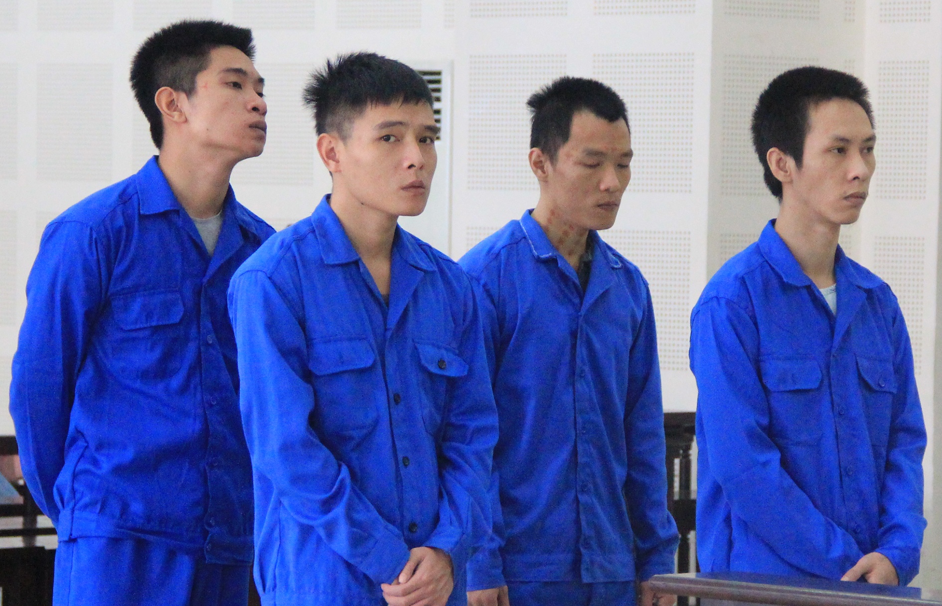 Nhom thanh nien dung hung khi gay an anh 1