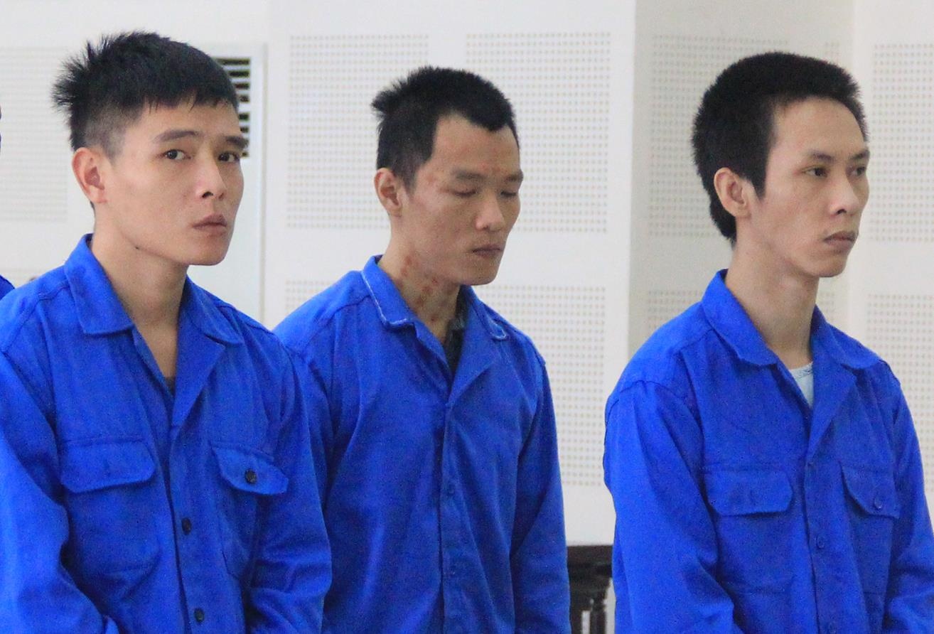 Nhom thanh nien truy sat doi thu o quan karaoke hinh anh