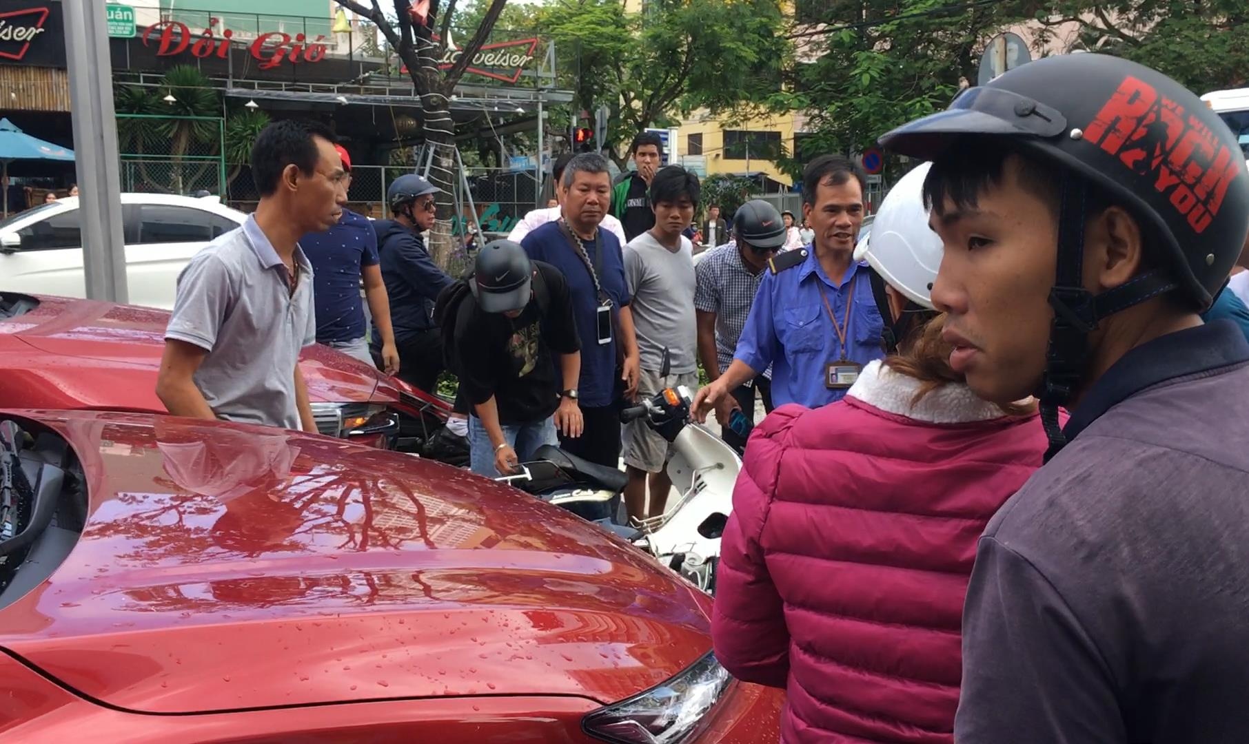 Oto Hyundai tong 4 xe may dung cho den do hinh anh