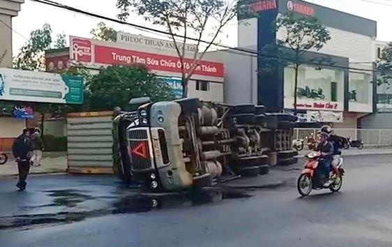 Xe dau keo lat nhao khi om vong xuyen tai Da Nang hinh anh