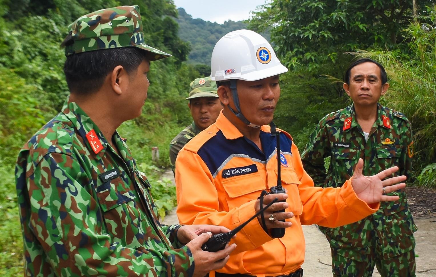 Huy dong quan doi tim du khach Canada mat tich o Son Tra hinh anh