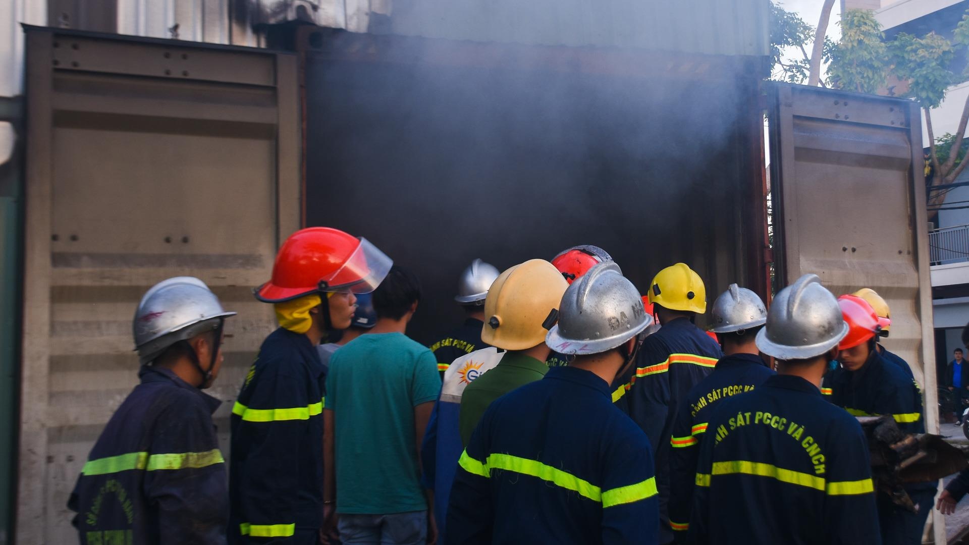 Cong nhan pha nha kho dap lua bat thanh hinh anh