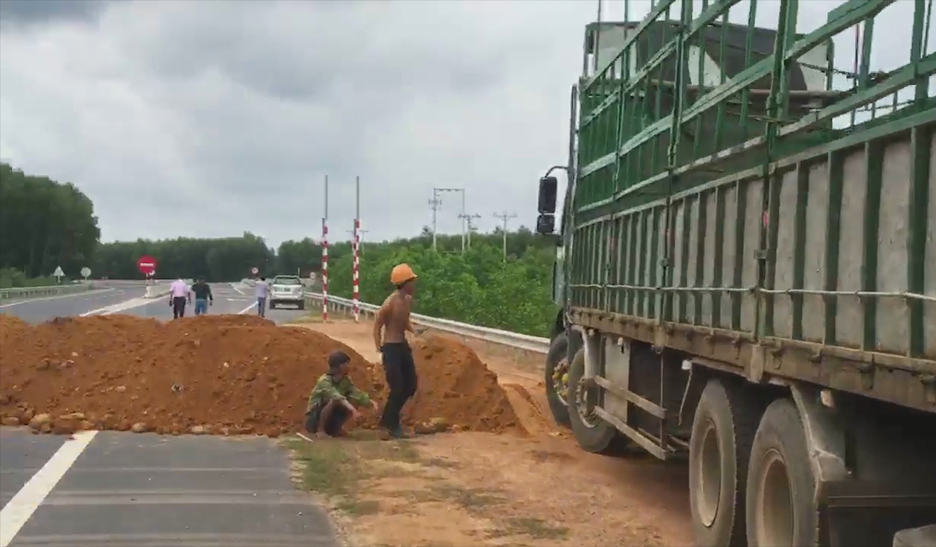Chu dau tu do dat chan xe di 'chui' tren cao toc noi Hue voi Da Nang hinh anh