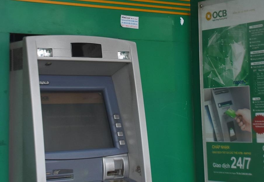 Cay ATM bi dap luc rang sang hinh anh