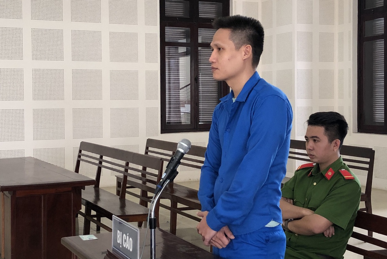 Chem ban de gianh goi ngu, 8X linh 11 nam tu hinh anh