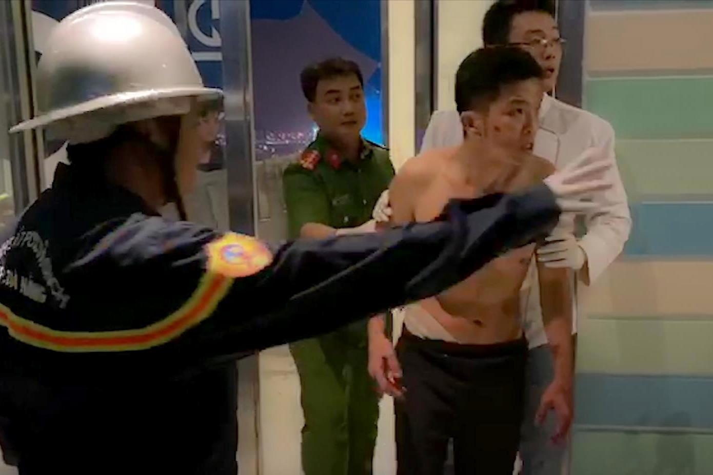 Canh sat cuu nguoi dan ong du bam bien quang cao tang 20 hinh anh