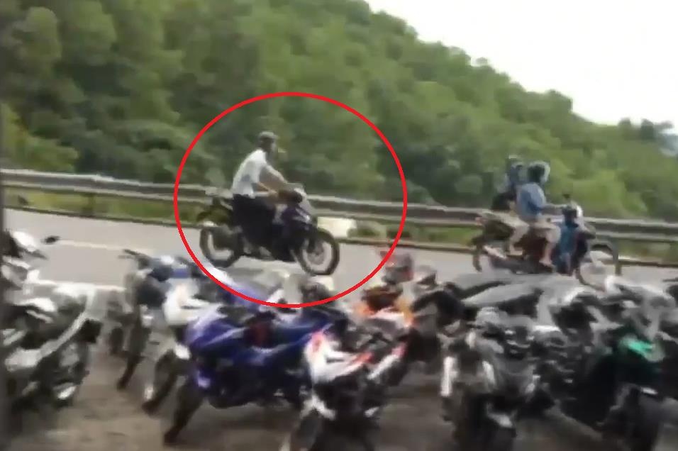 Hang chuc thanh nien boc dau, dua xe trai phep tren deo Hai Van hinh anh