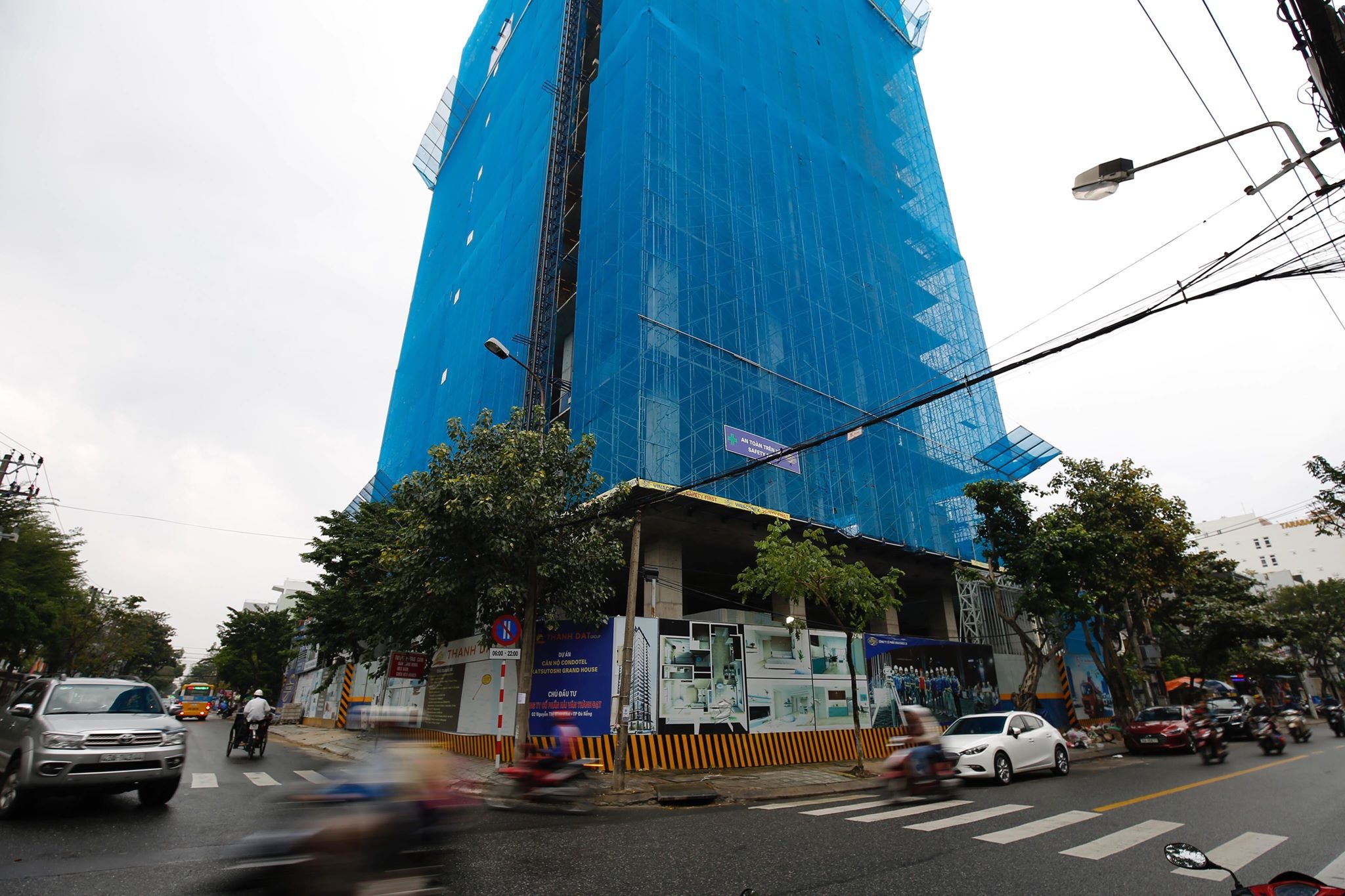 Nam cong nhan roi tu thang may xuong dat hinh anh