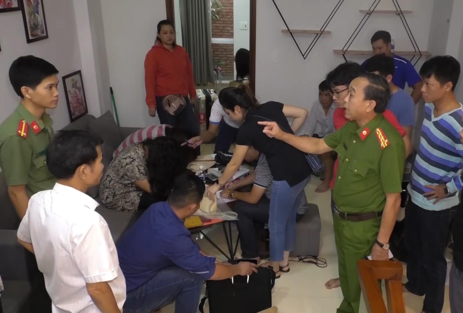 Pho giam doc cong an dan quan bat nhom trom ngoai quoc hinh anh