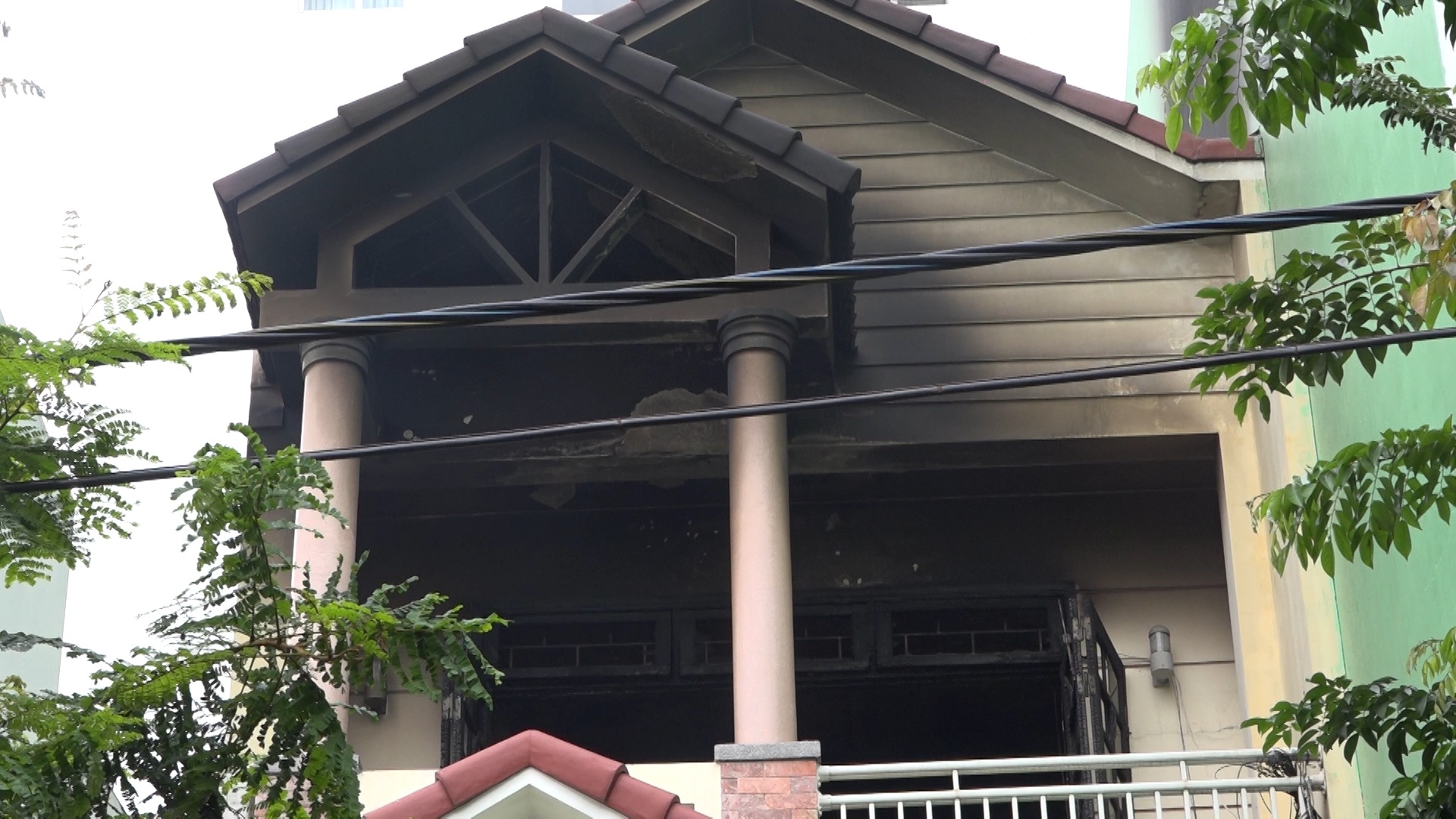 Chay tiem giat ui, nguoi dan ong ngoai quoc nhay tu tang 2 hinh anh