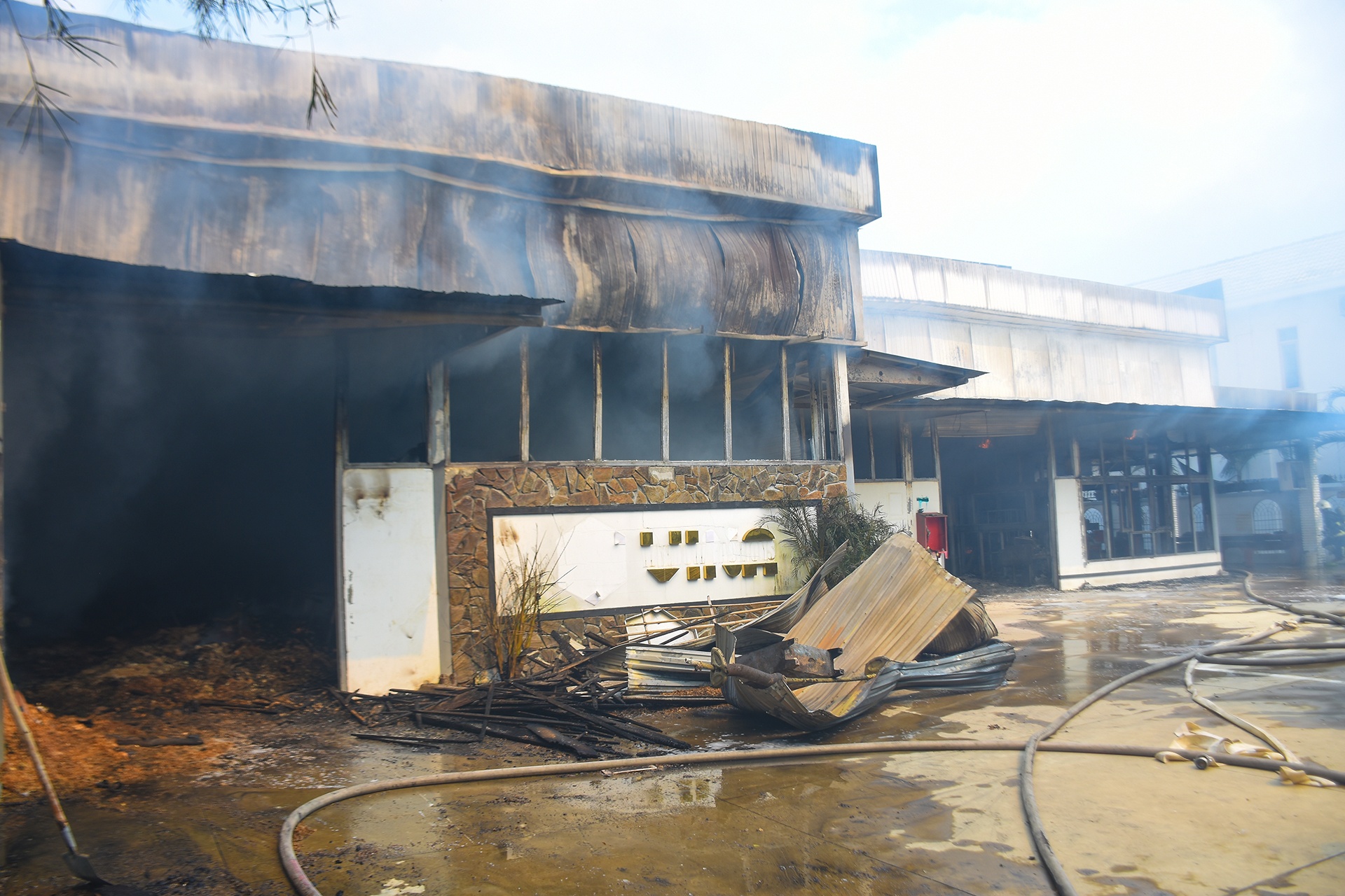 Canh sat di doi hon 10.000 binh gas ra xa dam chay anh 1