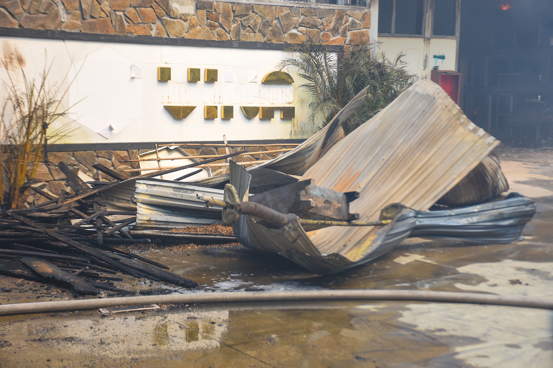 Canh sat di doi hon 10.000 binh gas ra xa dam chay anh 2