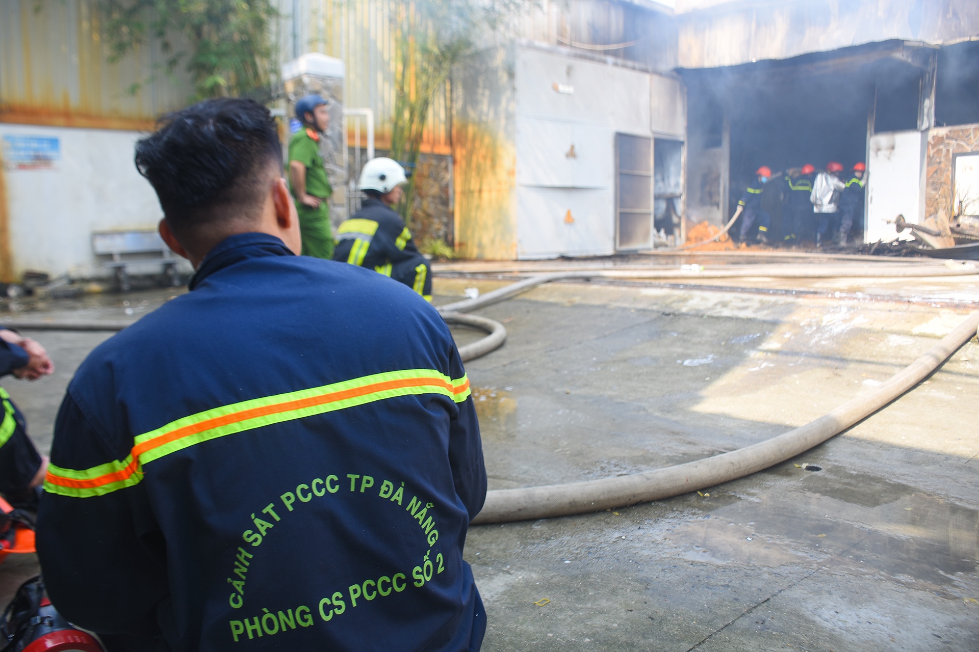 Canh sat di doi hon 10.000 binh gas ra xa dam chay anh 3