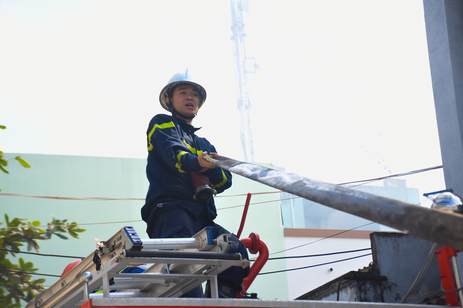 Canh sat di doi hon 10.000 binh gas ra xa dam chay anh 5