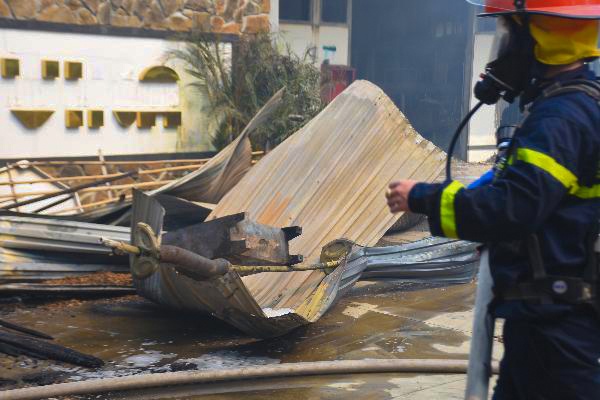 Canh sat di doi hon 10.000 binh gas ra xa dam chay anh 4