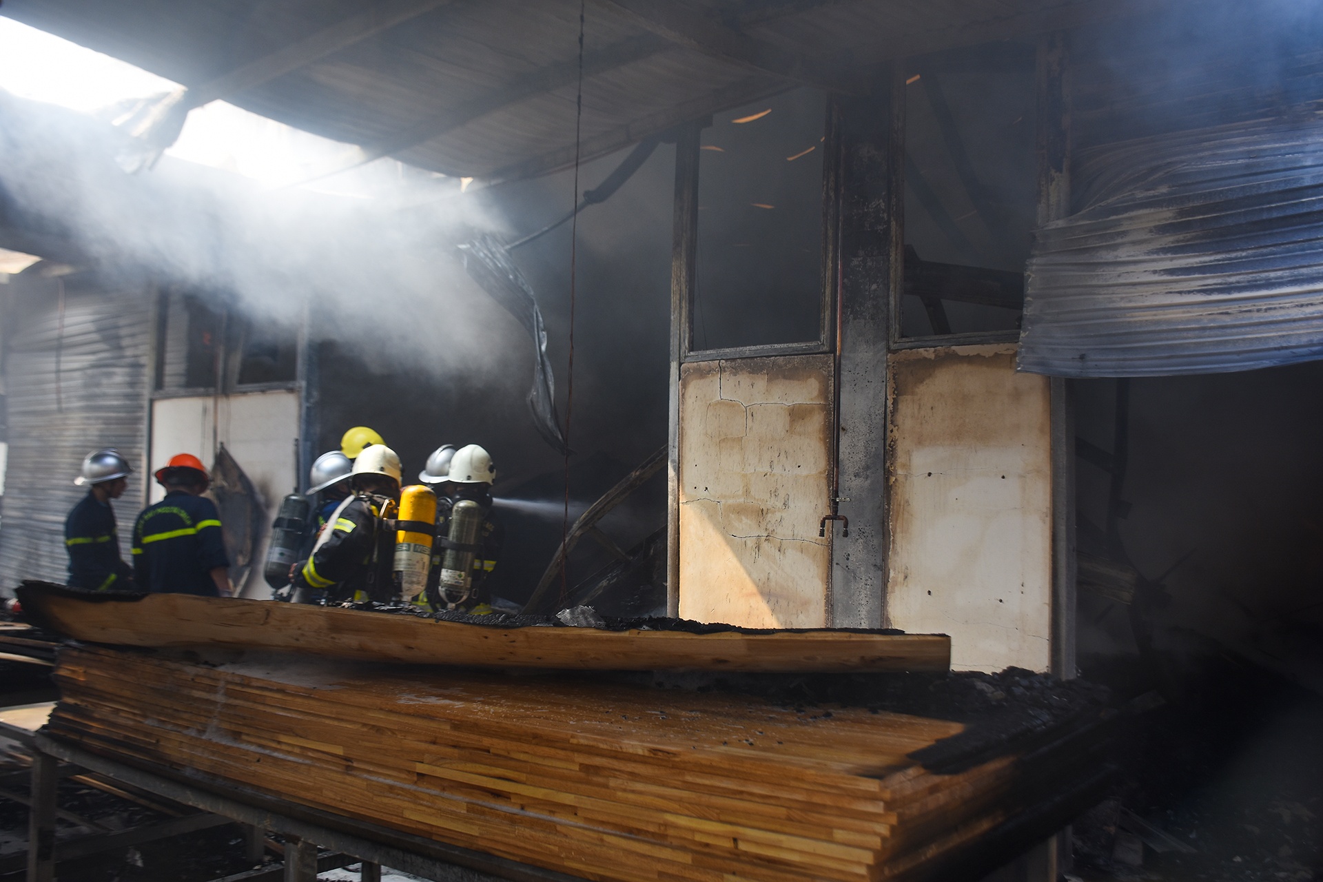 Canh sat di doi hon 10.000 binh gas ra xa dam chay anh 6