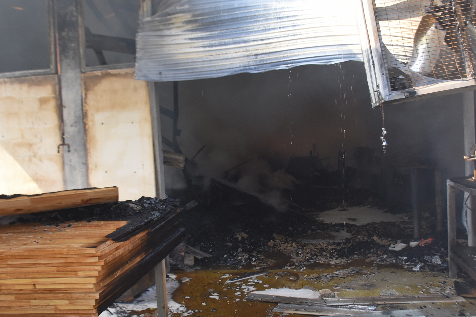 Canh sat di doi hon 10.000 binh gas ra xa dam chay anh 7