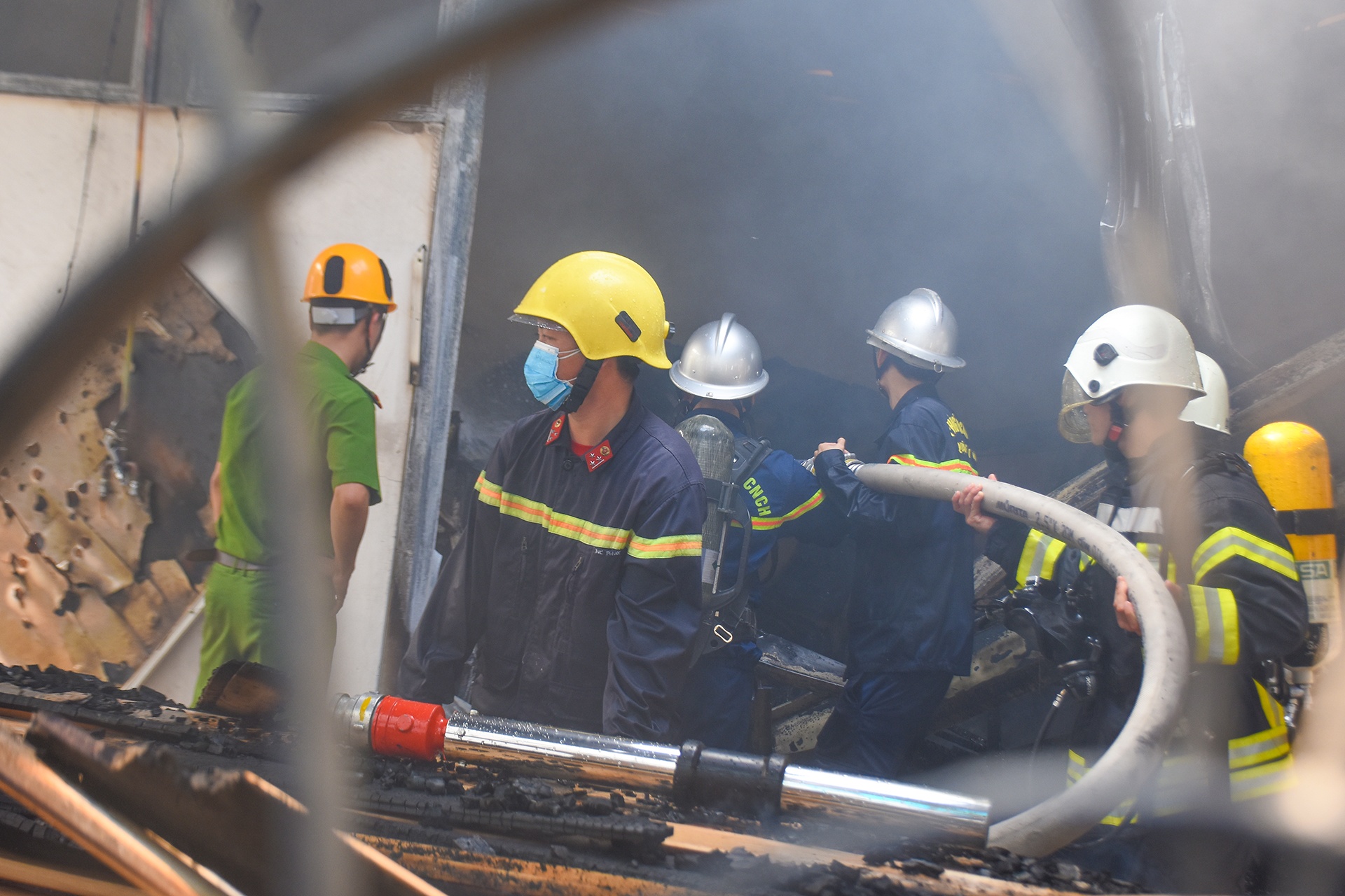 Canh sat di doi hon 10.000 binh gas ra xa dam chay anh 8