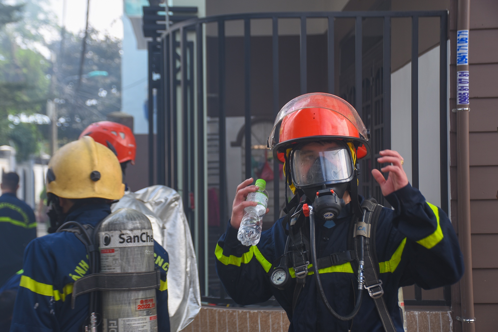 Canh sat di doi hon 10.000 binh gas ra xa dam chay anh 9