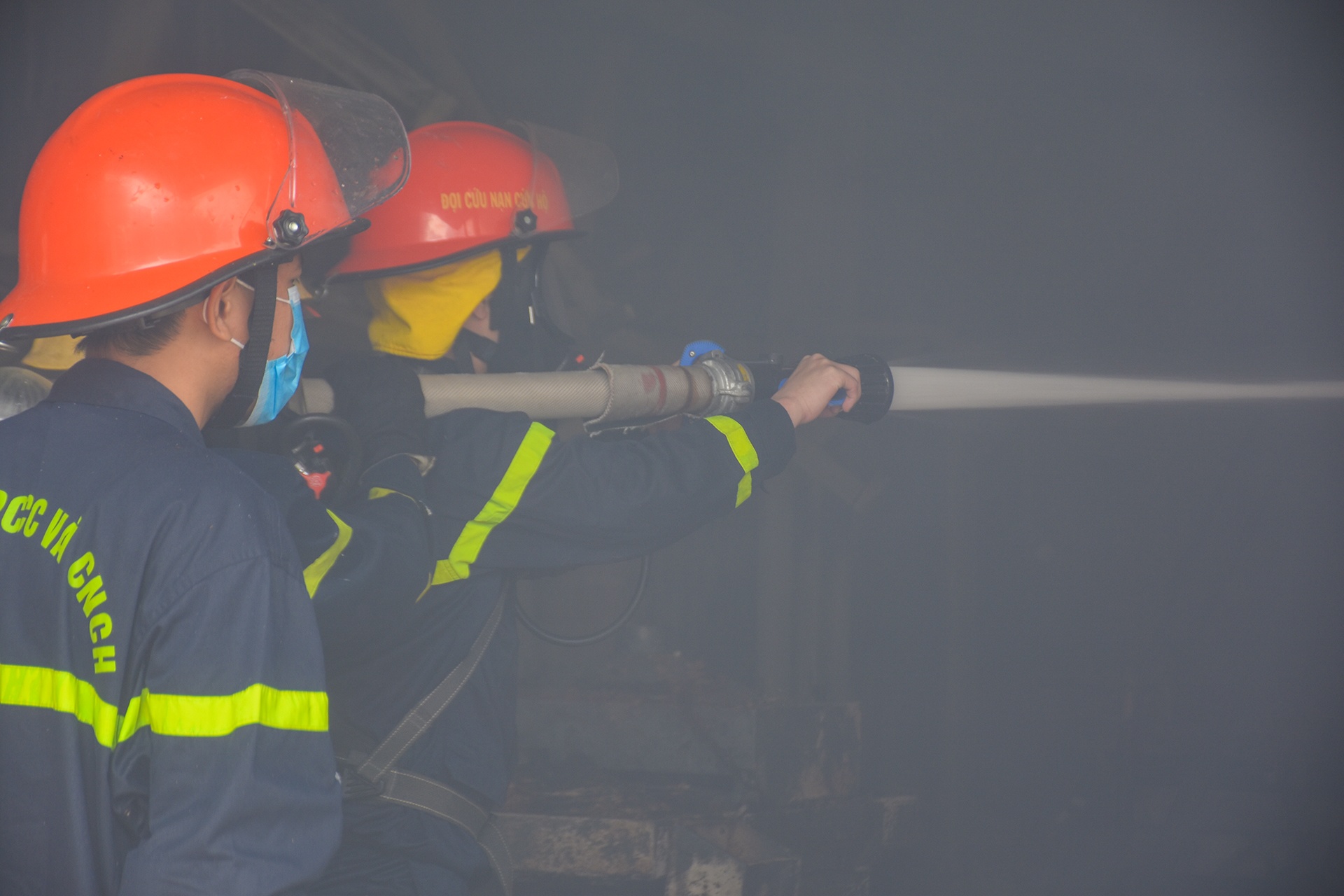 Canh sat di doi hon 10.000 binh gas ra xa dam chay anh 10