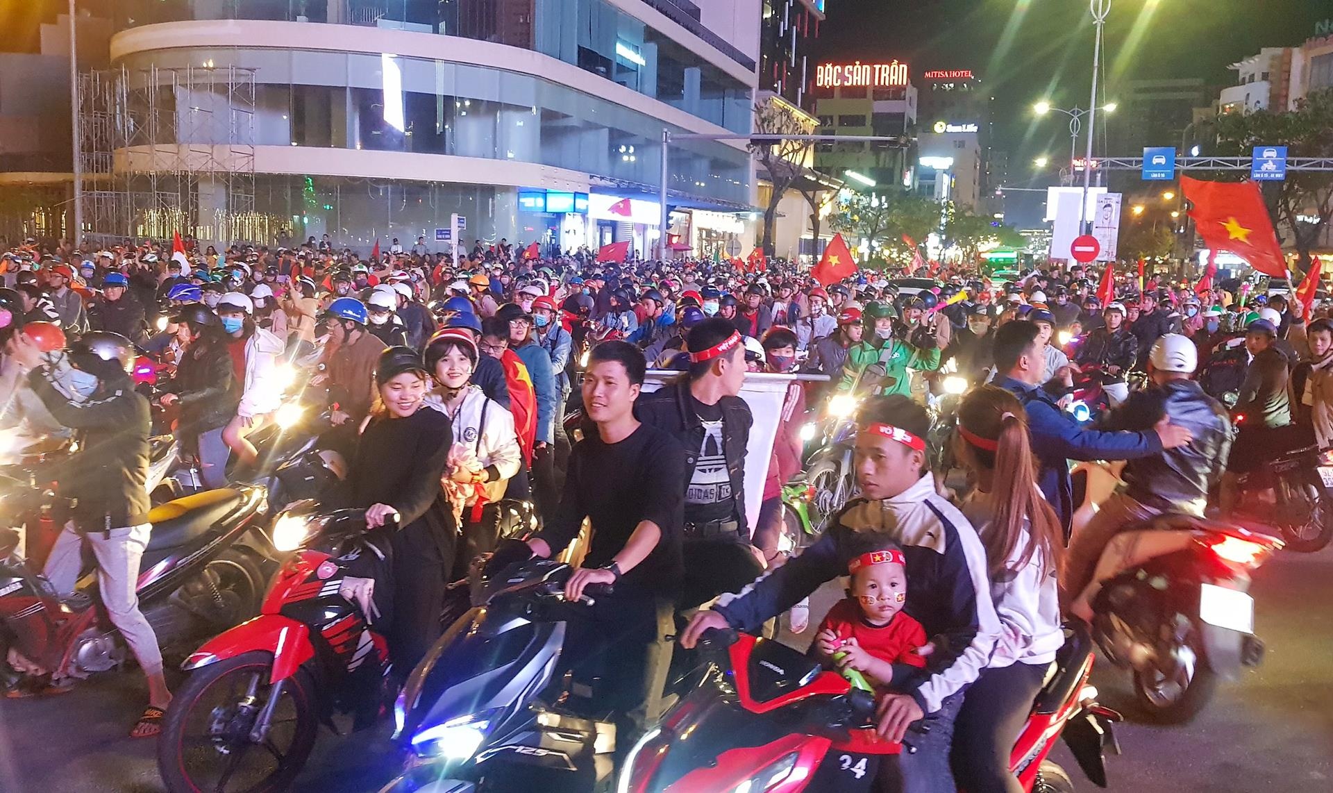 Duong pho Da Nang ket cung nguoi an mung chien thang cua U22 Viet Nam hinh anh
