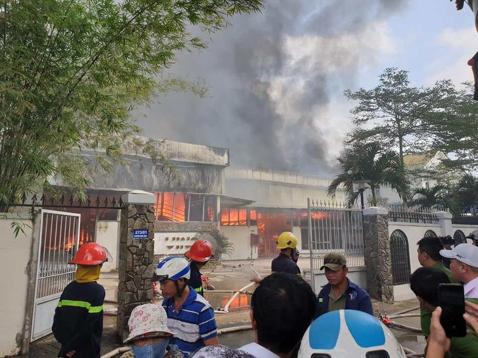 Xuong go nam sat diem sang chiet gas boc chay du doi hinh anh