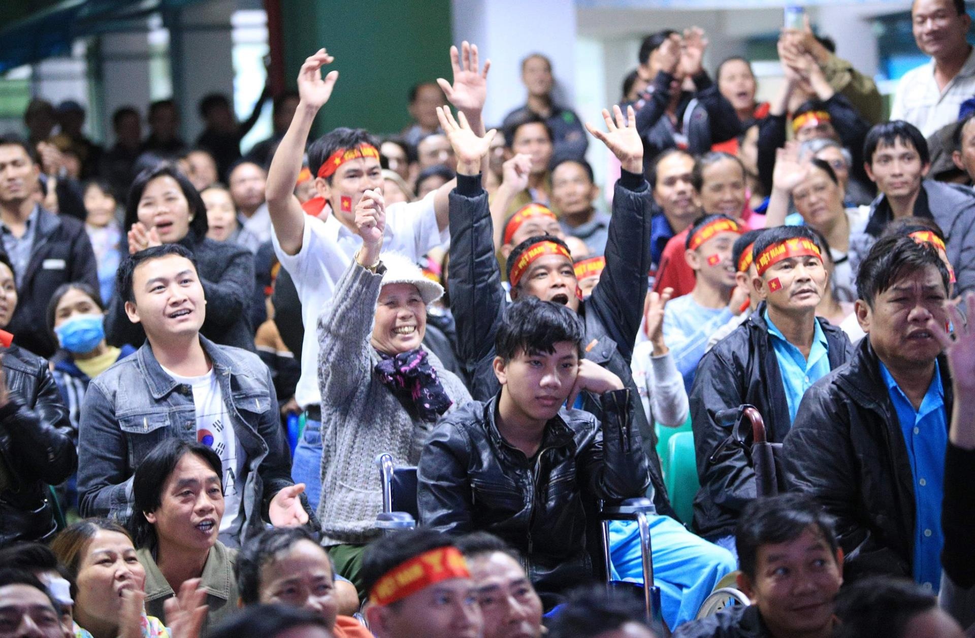 Benh nhan khong kim duoc cam xuc khi Van Hau ghi ban hinh anh