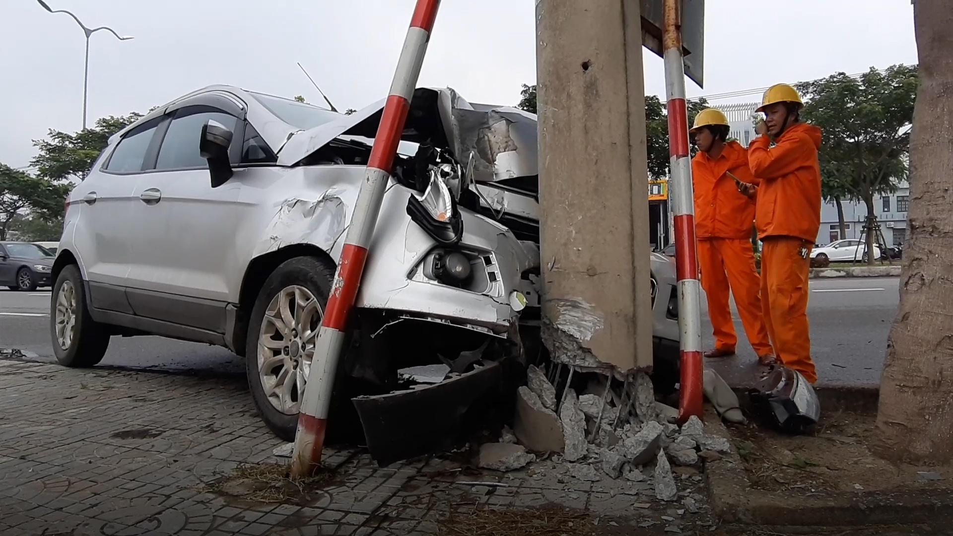 Ford Ecosport tong cot dien, tai xe thoat chet hinh anh