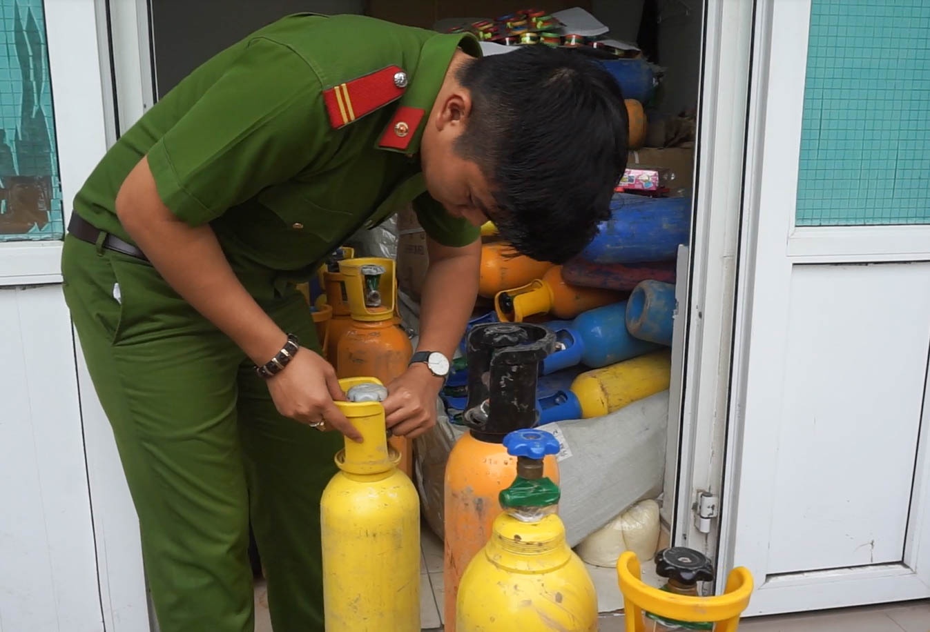 Phat hien 78 binh khi cuoi trong xe tai o Da Nang hinh anh