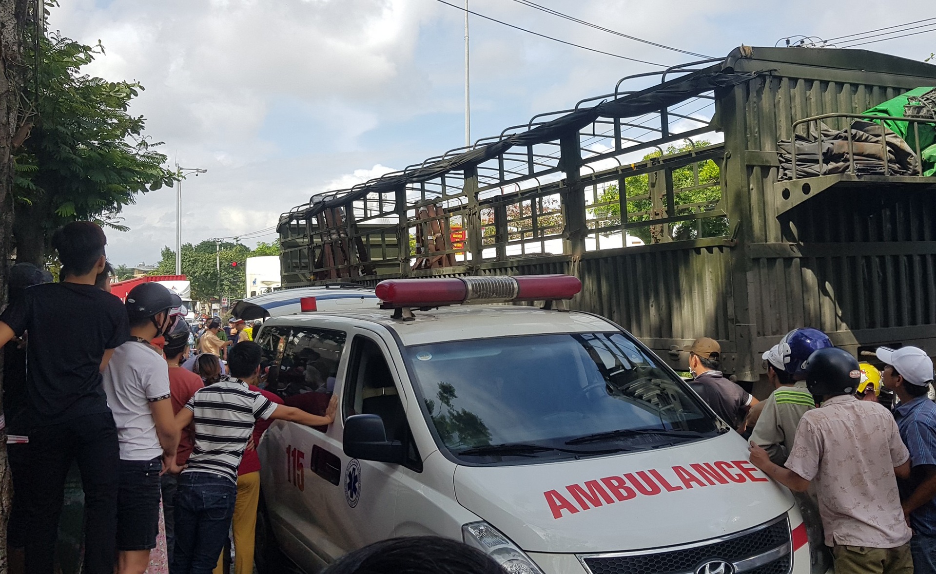 Nguoi phu nu bi xe dau keo can tu vong o Da Nang hinh anh