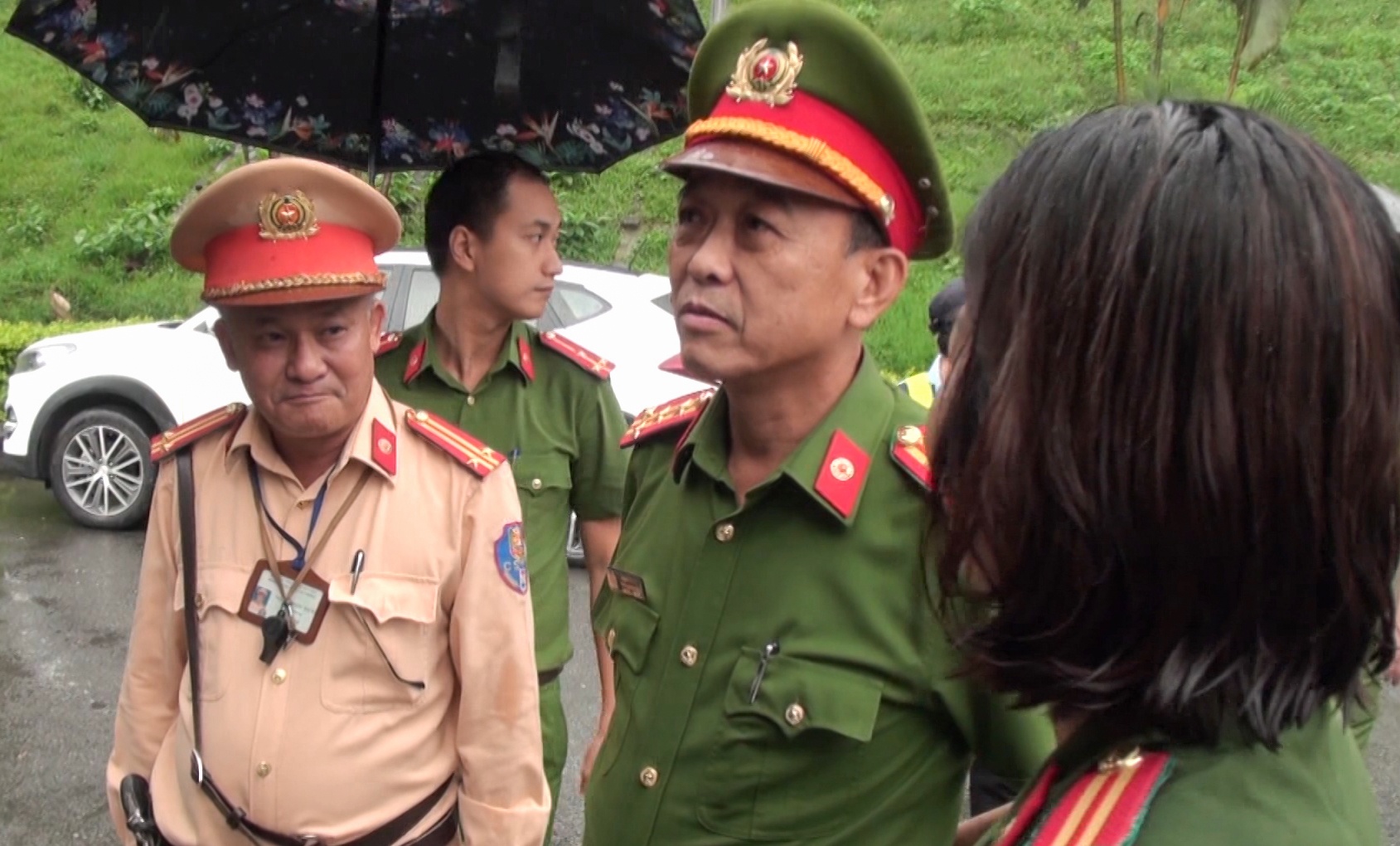 Pho giam doc cong an chan oto bat hang nghi nhap lau hinh anh