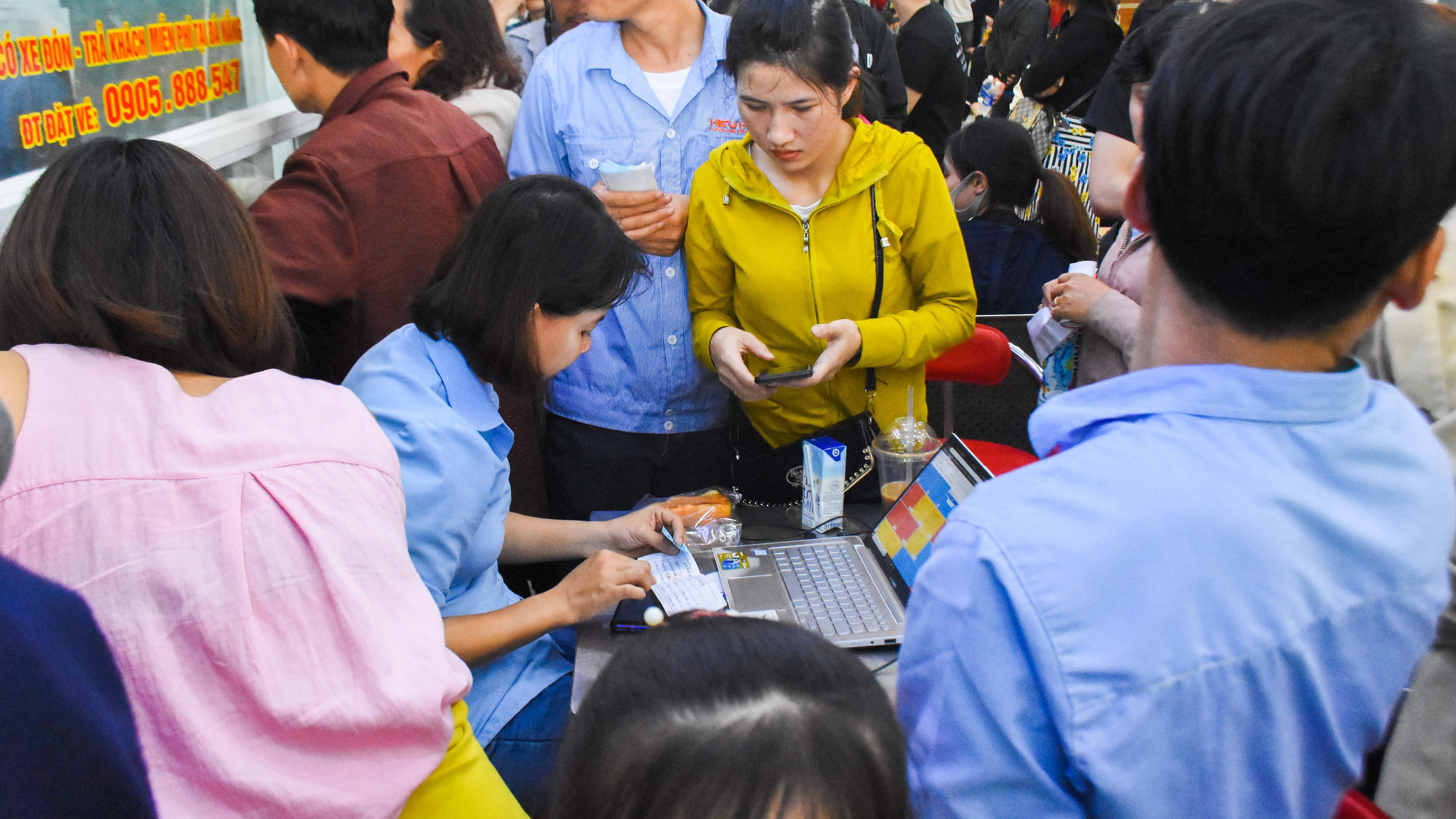 Xep hang tu 4h sang cho mua ve ve que Tet Canh Ty 2020 hinh anh
