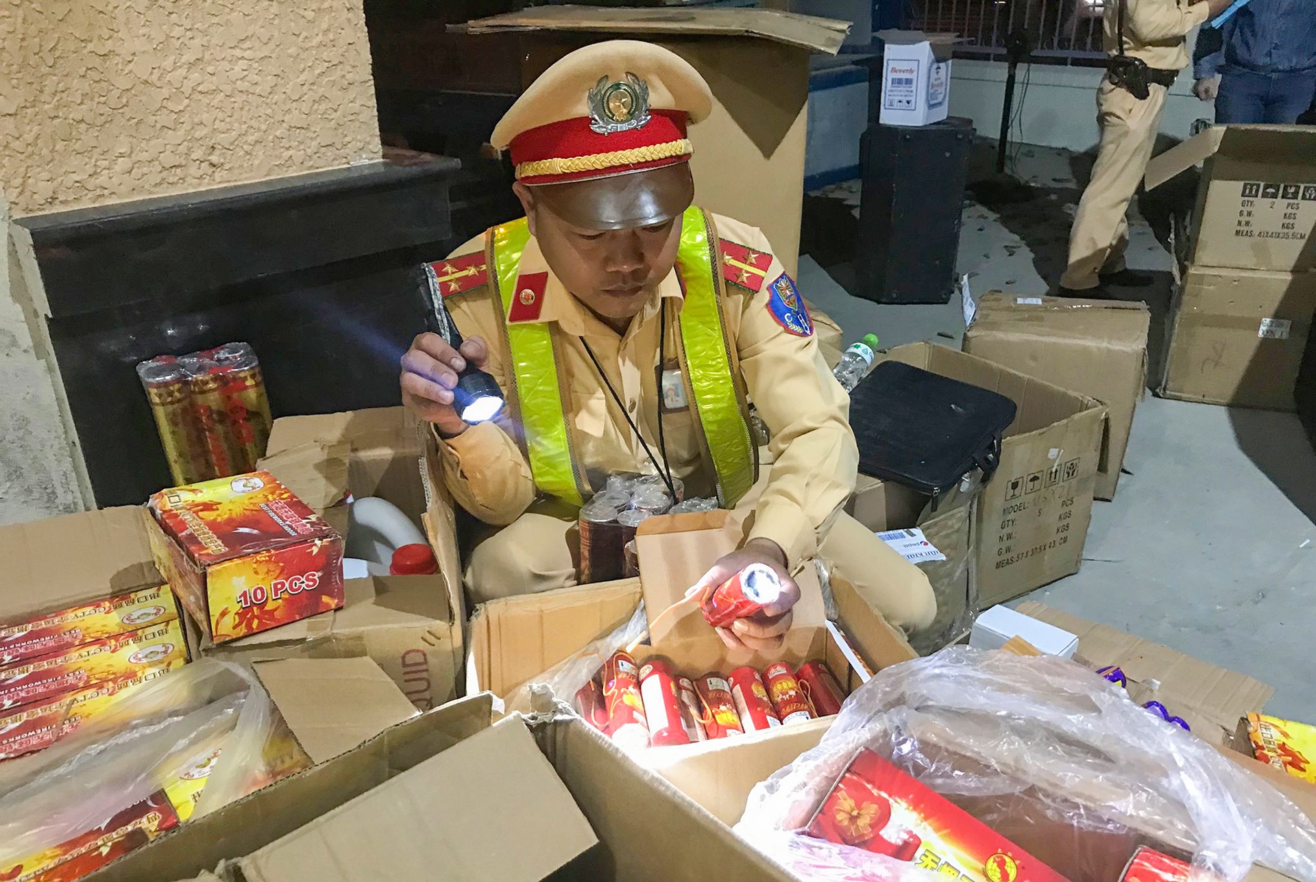 Giau 100 hop phao trong loa thung hinh anh