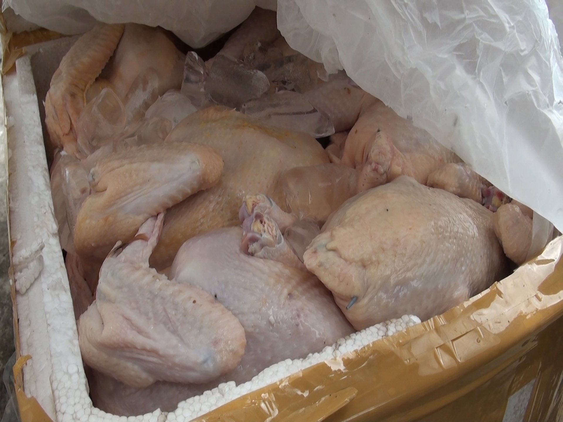 Gan 2 ta gia cam khong ro nguon goc tren xe khach hinh anh