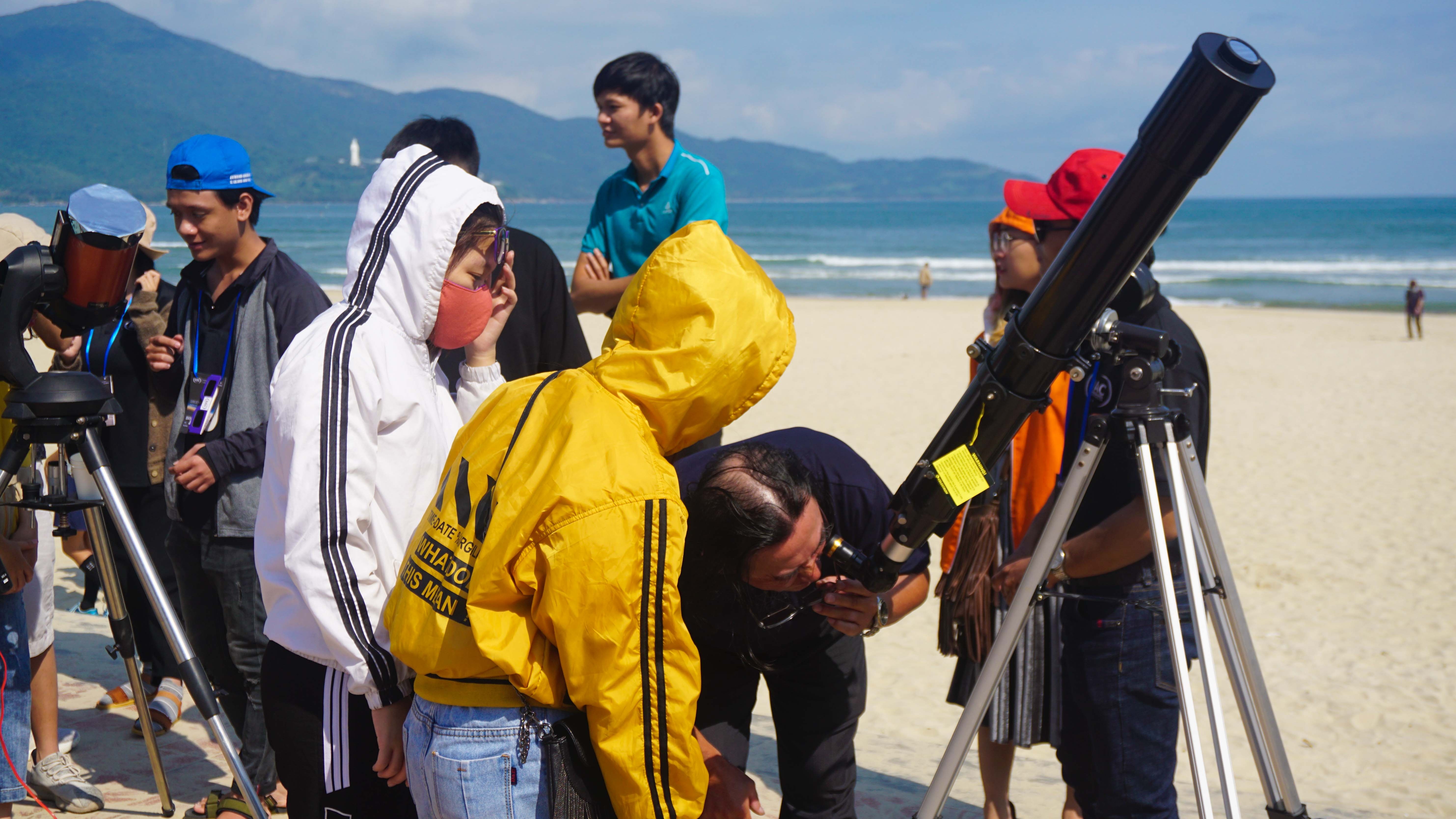 Nguoi Da Nang va du khach ra bo bien xem nhat thuc hinh anh