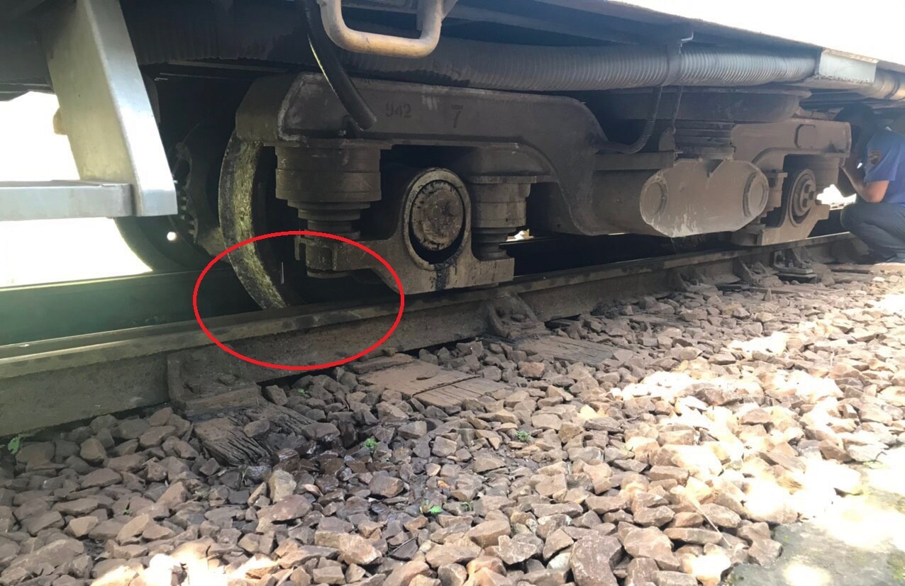 Tau SE3 trat banh tren deo Hai Van hinh anh